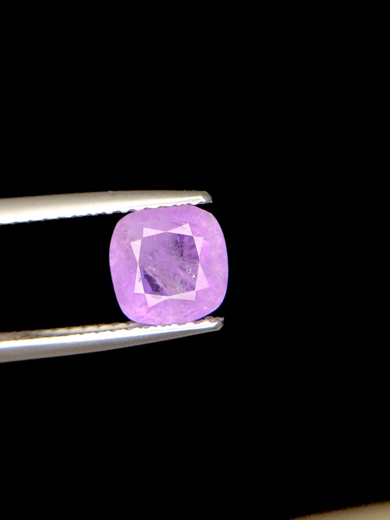 Ingen reservasjonspris - 1 pcs Lilla, Rosa Hackmanitt - 0.99 ct - Internasjonal forening for fargede edelstener (ICA GemLab) - Sjelden Hackmanite #4.3