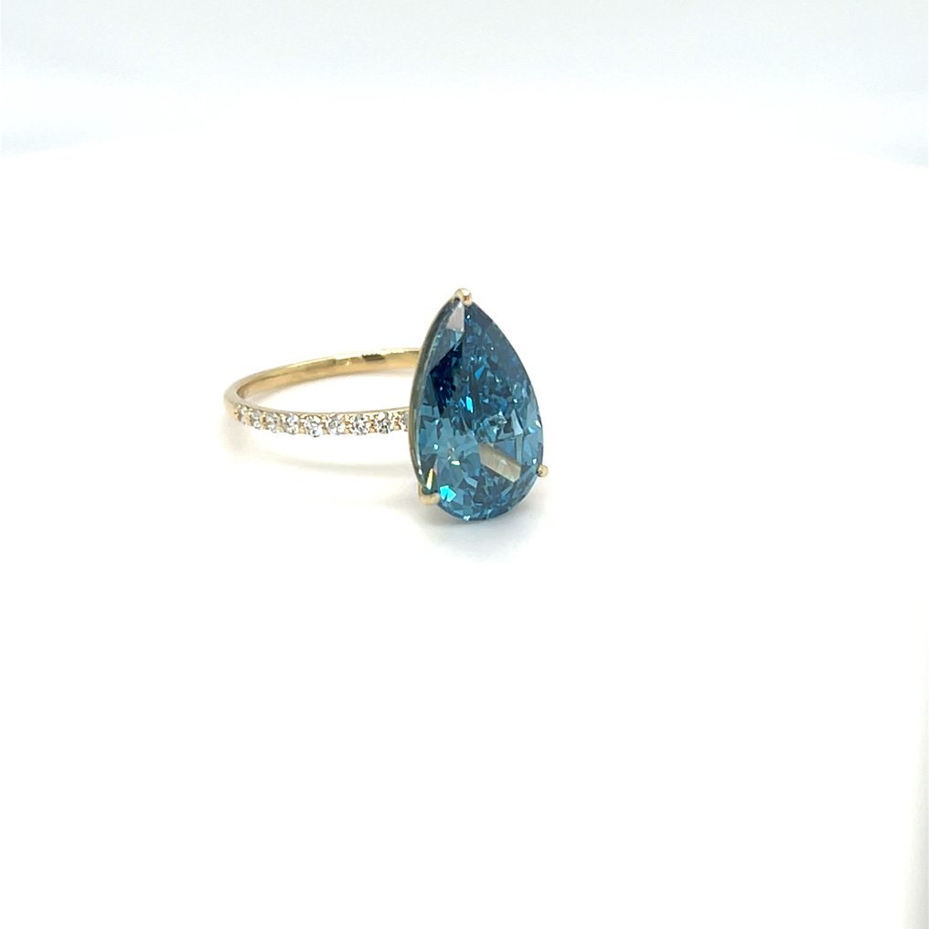 Ring - 14 kt. Yellow gold - 4.01ct. tw. Blue Diamond (Fancy coloured lab-grown diamond) - Diamond #1.0