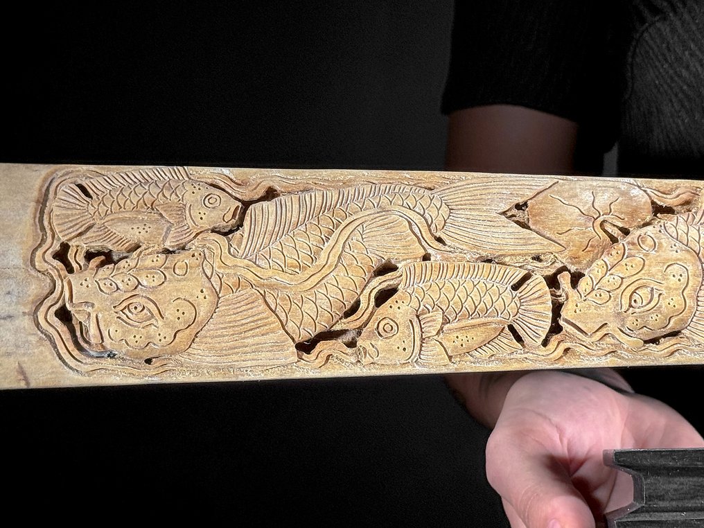 Ingen minstepris - Imponerende utskåret stort sverdfiskrostrum på et tilpasset stativ - Koi-motiv. Rostrum - Xiphias Gladius - 13 cm - 82 cm - 6 cm- Ikke-CITES arter -  (1) #4.3