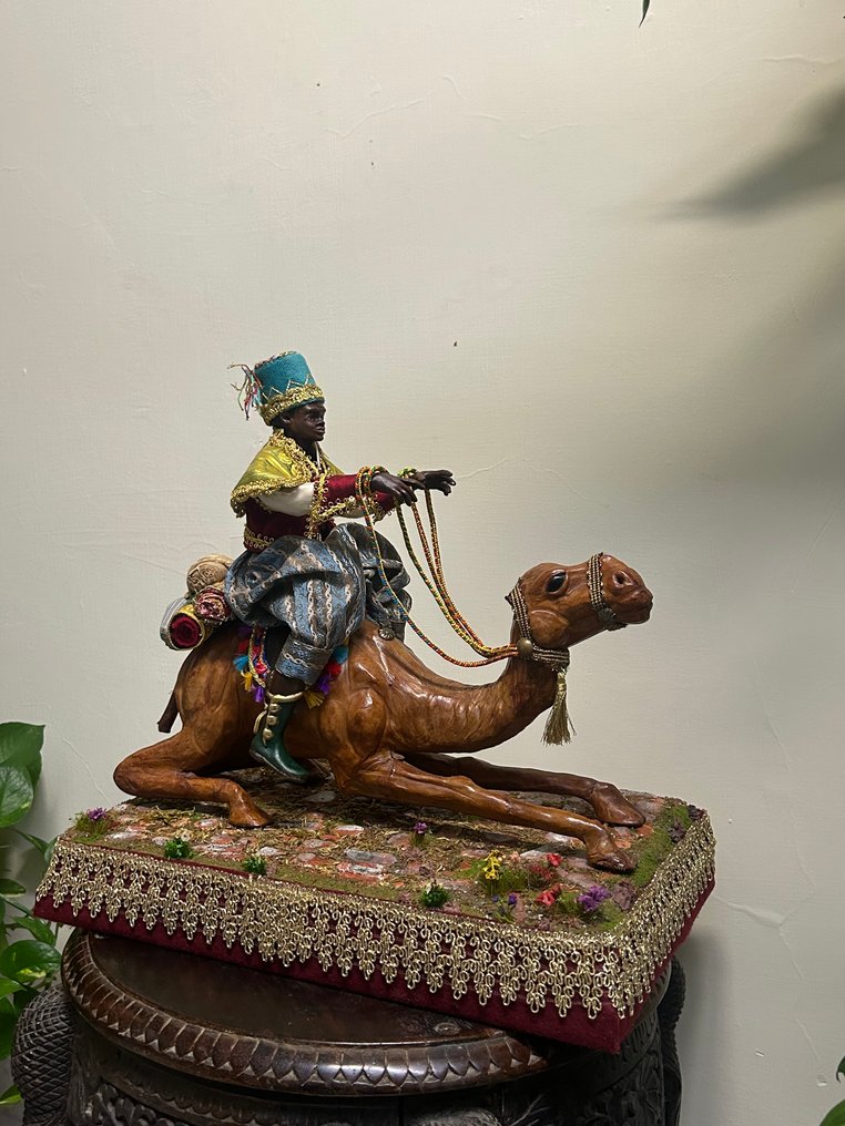Skulptur, Personaggio su cammello in cuoio pressato - Presepe napoletano - 35 cm - Glass, Steingods, Fløyel, Tekstil #1.0