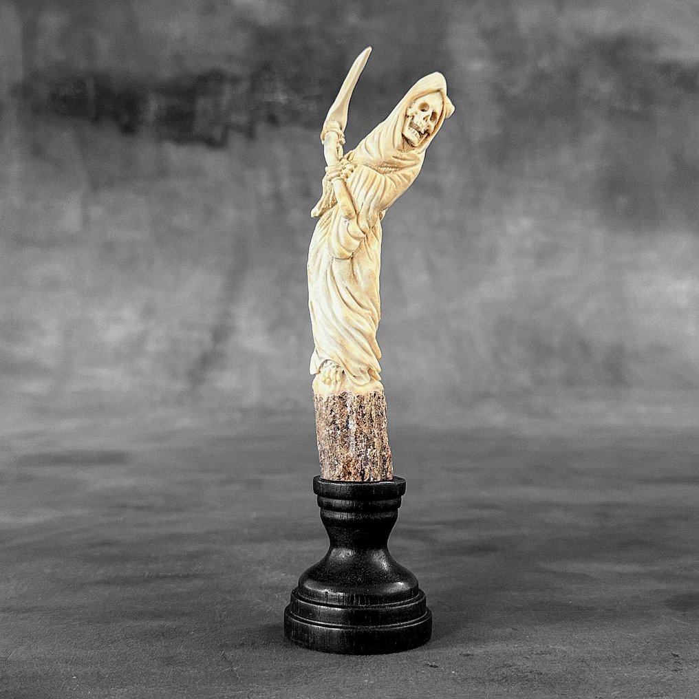 雕刻, NO RESERVE PRICE - Grim Reaper Carving from a deer antler - 19 cm - Deer Antler, 木 - 2025 #1.0