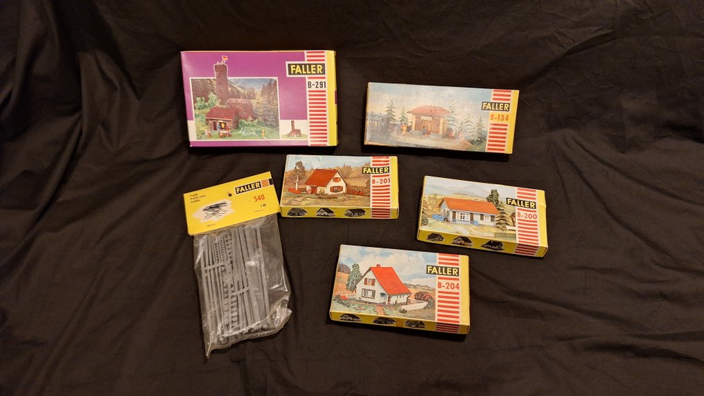 Faller H0 - Model train building kits (6) - Residential houses and Burcht. #1.0