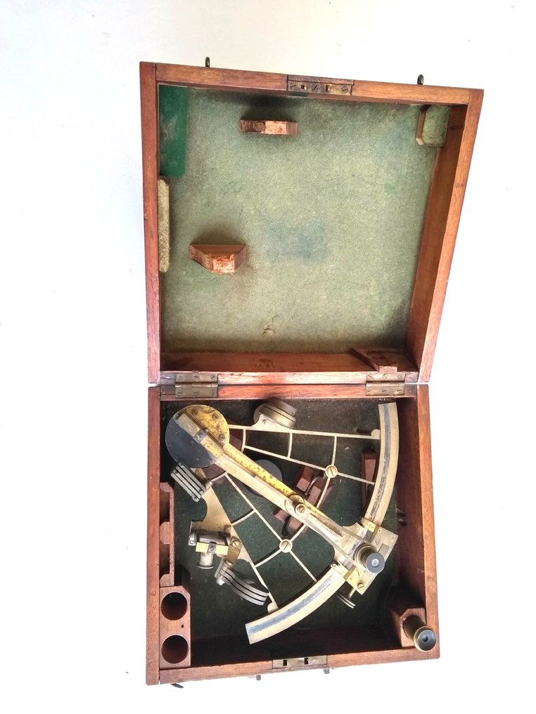 Sekstant - Træ, Messing - J. Sewill and Son, London. Maker to the admirality  (instriptie) - Kaptein J.C. Costa #2.1