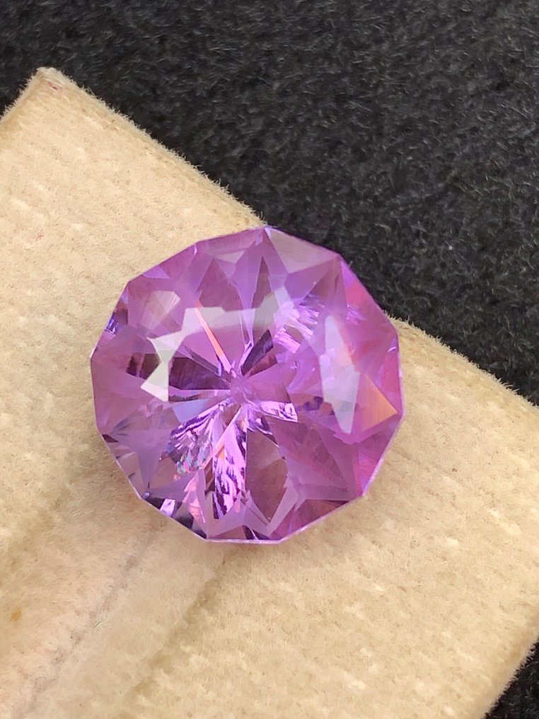 Nincs minimálár - 1 pcs Lila, Ibolya Ametiszt - 8.63 ct - Nemzetközi Gemmológiai Intézet (IGI) #1.0