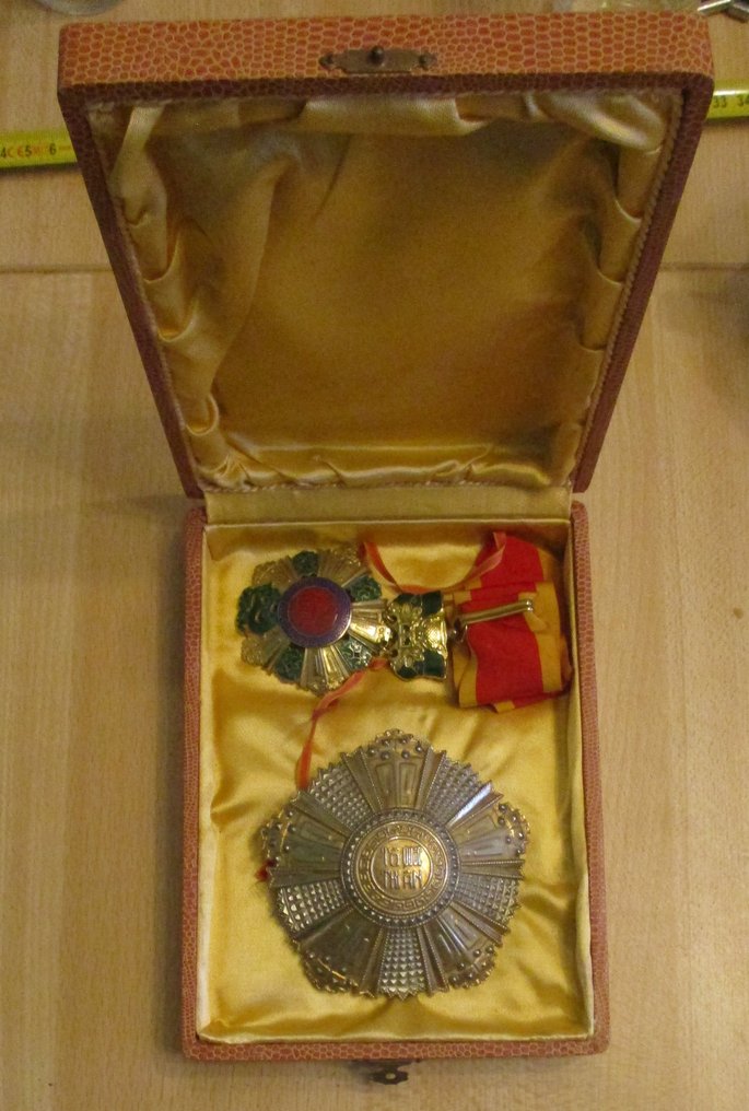 越南 - 陸軍／步兵 - 軍功章 - 国家勋章第二等级，大官和指挥官牌，镶嵌在盒中。 #1.0