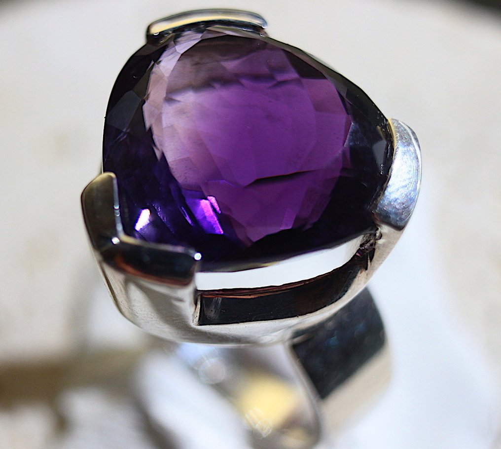 11.14年级。壮观且珍贵的透明紫水晶,乌鲁瓜伊纳 水滴形切割 - 高度: 32 mm - 宽度: 18 mm- 11.14 g #2.1