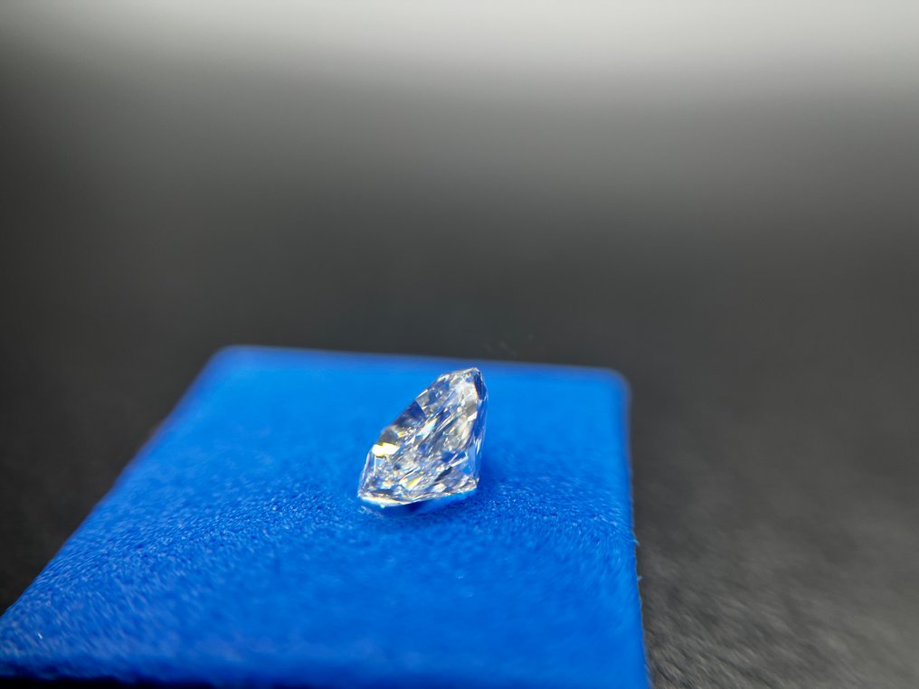 没有保留价 - 1 pcs 钻石  (天然)  - 0.71 ct - 枕形 - F - VVS1 极轻微内含一级 - 美国宝石研究院（GIA） #2.1
