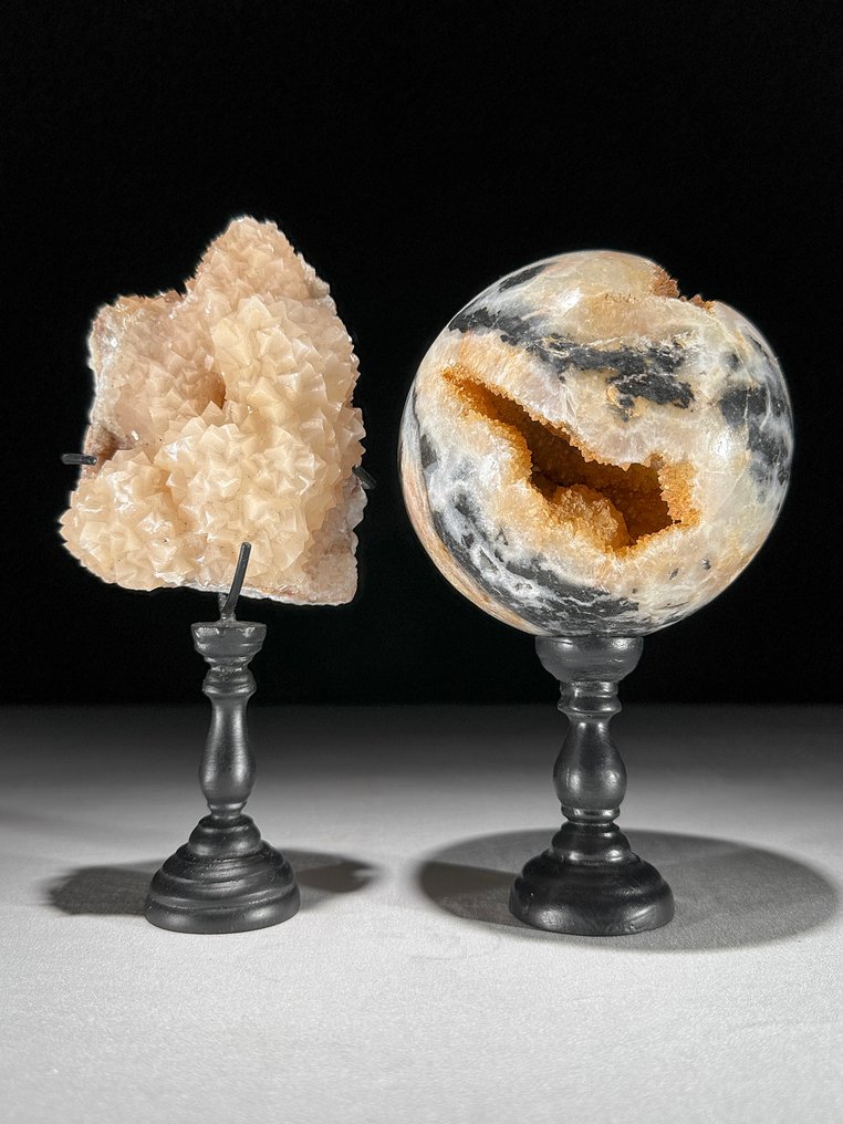 无底价 - 精美的立方方解石和斑马水晶一对 水晶簇与球体,配有定制底座。- 3100 g - (2) #1.0