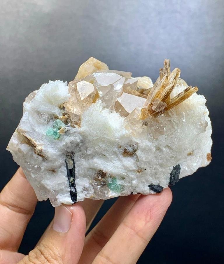 天然黄玉晶体结合云母、电气石和萤石晶体 矿物收藏 - 高度: 66 mm - 宽度: 60 mm- 296 g - (1) #2.1