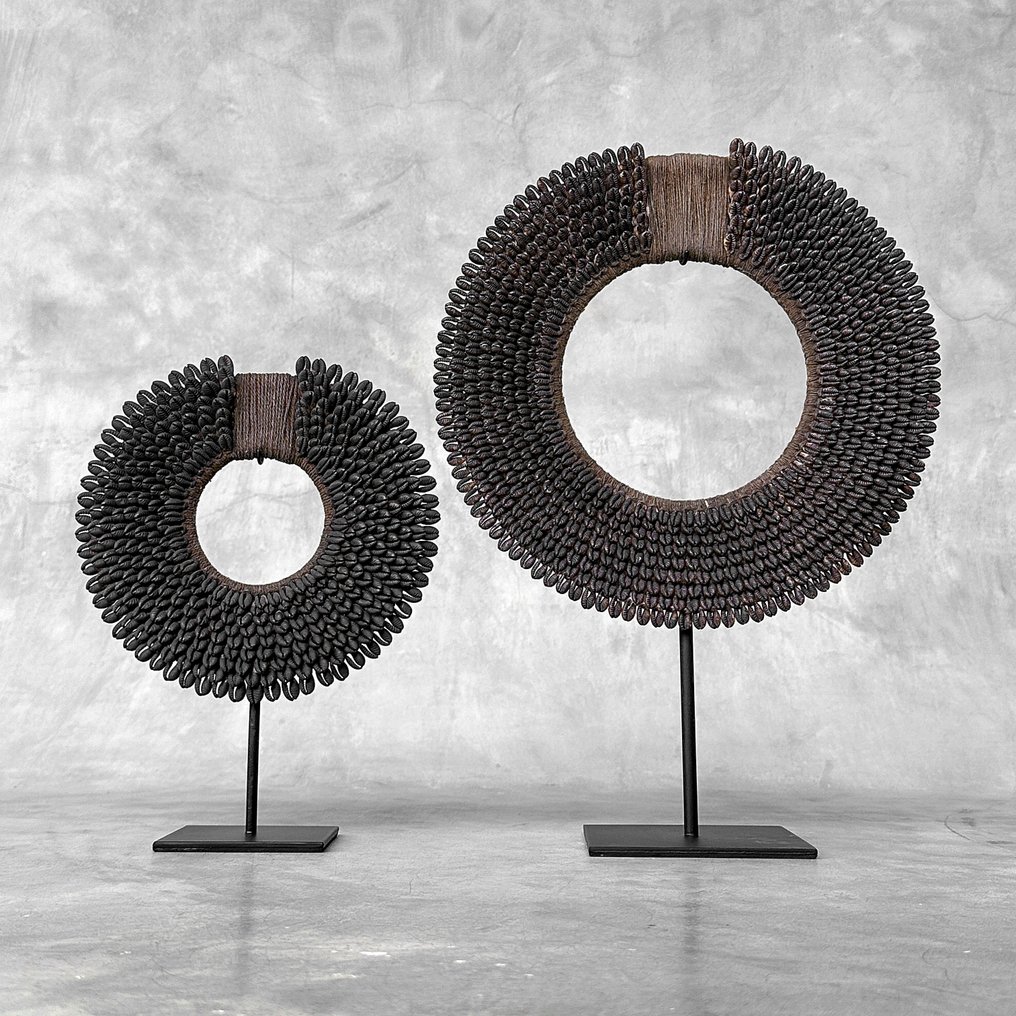 Διακοσμητικό στολίδι (2) - NO RESERVE PRICE - Pair of Black/Dark Brown coloured tolai necklaces on custom stands - Παπούα Νέα Γουινέα #2.1
