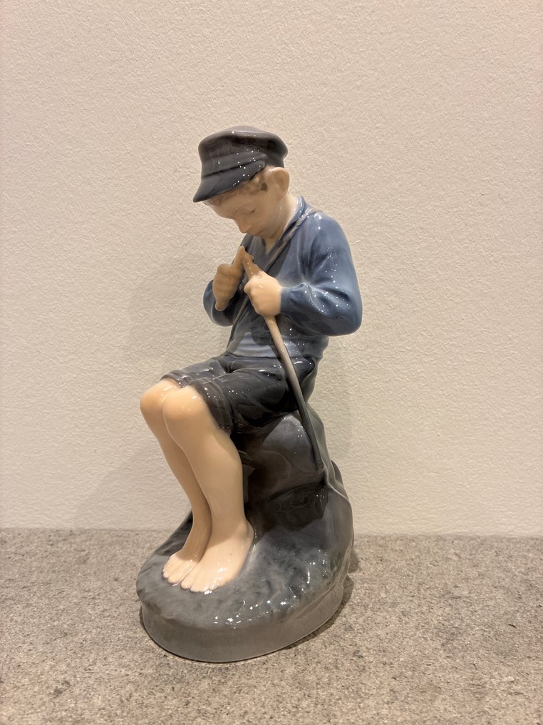 Royal Copenhagen - Figurine - Boy whittling a stick - Porcelain #1.0