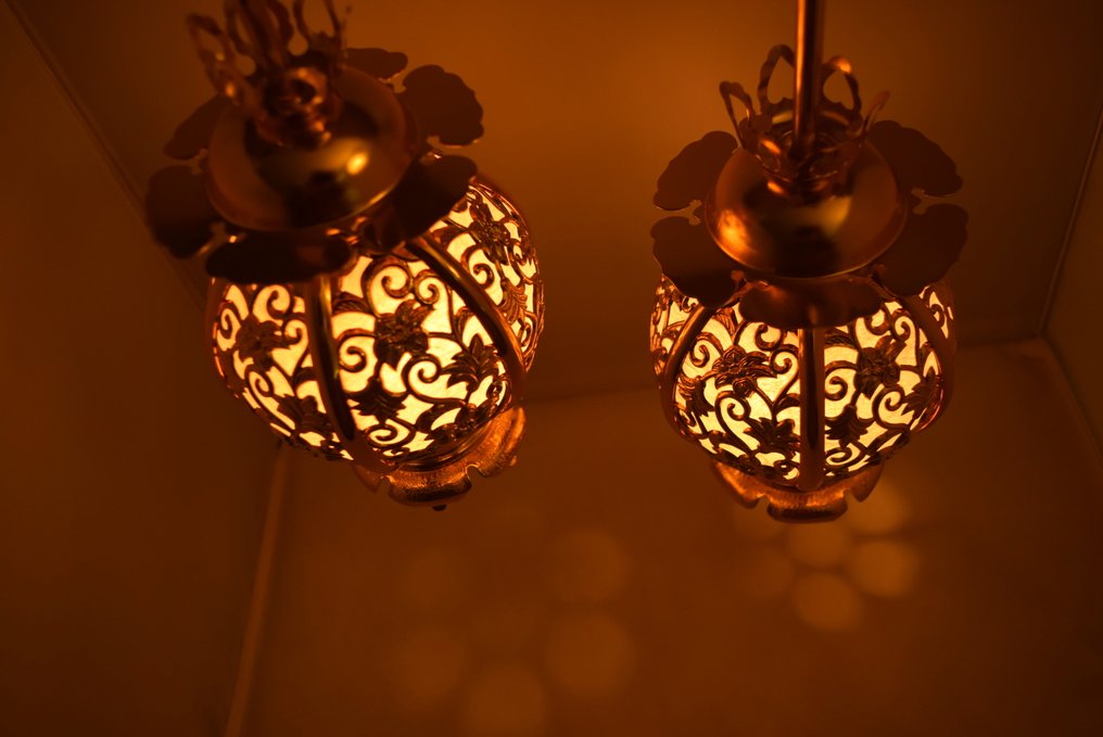 A set of Japanese hanging temple lanterns 釣り灯籠 (tsuridôro) - Διακοσμητικό φωτιστικού (2) - Επιχρυσωμένο αλουμίνιο - Διακοσμητικά φανάρια βωμού #1.0
