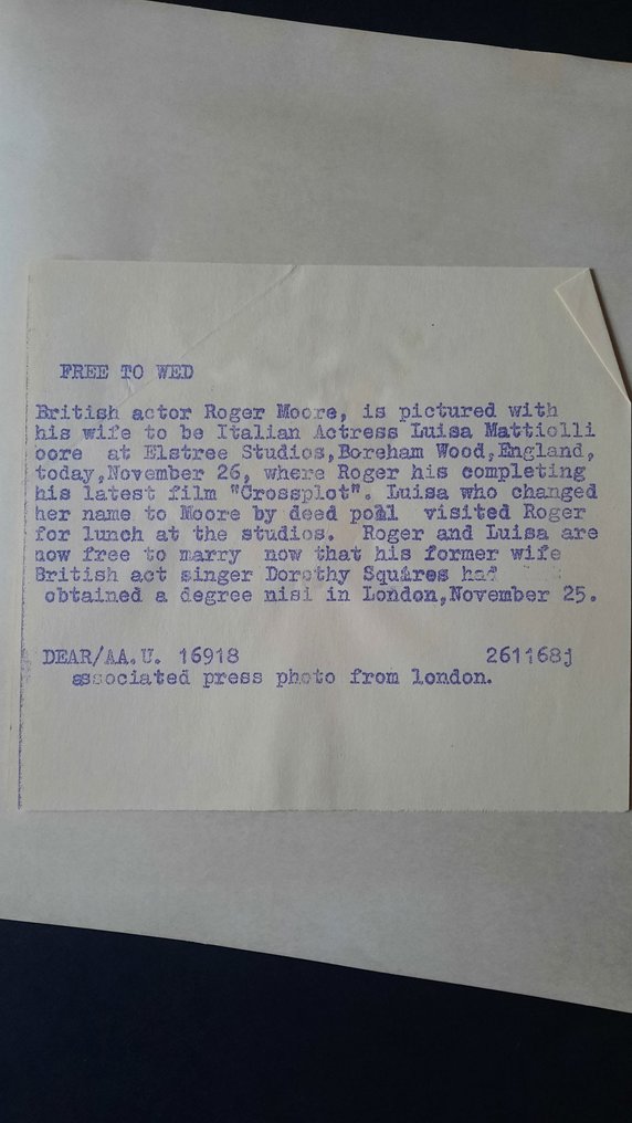 Associated Press Photo from London - Roger Moore et l actrice italienne Luisa Mattielli 1968 #4.3