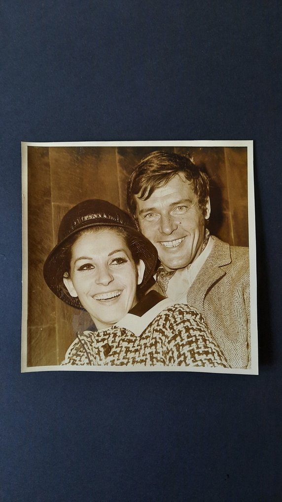 Associated Press Photo from London - Roger Moore et l actrice italienne Luisa Mattielli 1968 #1.0