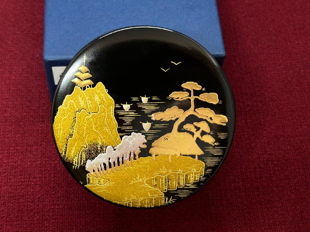 Kaga Maki-e加賀蒔絵 - Box - Refined Kogo香合Incense holder designed with beautiful gold landscape maki-e design - lacquerware - bird/temple/pine tree/ #1.0