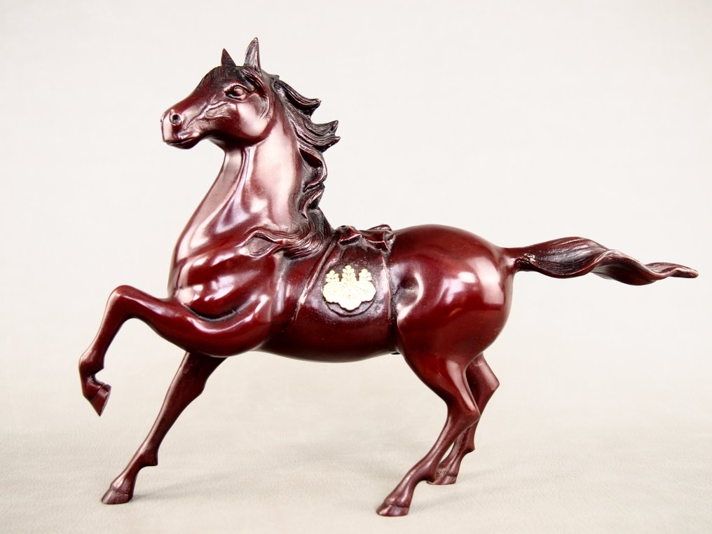 Χύτευση χαλκού - Seiseidou 正晴堂 - Εικόνισμα ενός ταχύτατου αλόγου που φέρει το σήμα της Αυτοκρατορικής οικογένειας, το Goshichi - Shōwa period (1926-1989) #1.0