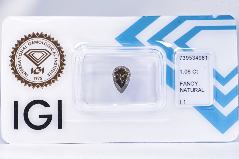 No reserve price - 1 pcs Diamond (Natural coloured) - 1.06 ct - Pear - Fancy deep Greyish, Greenish Yellow - I1 - International Gemological Institute (IGI) - VG #1.0