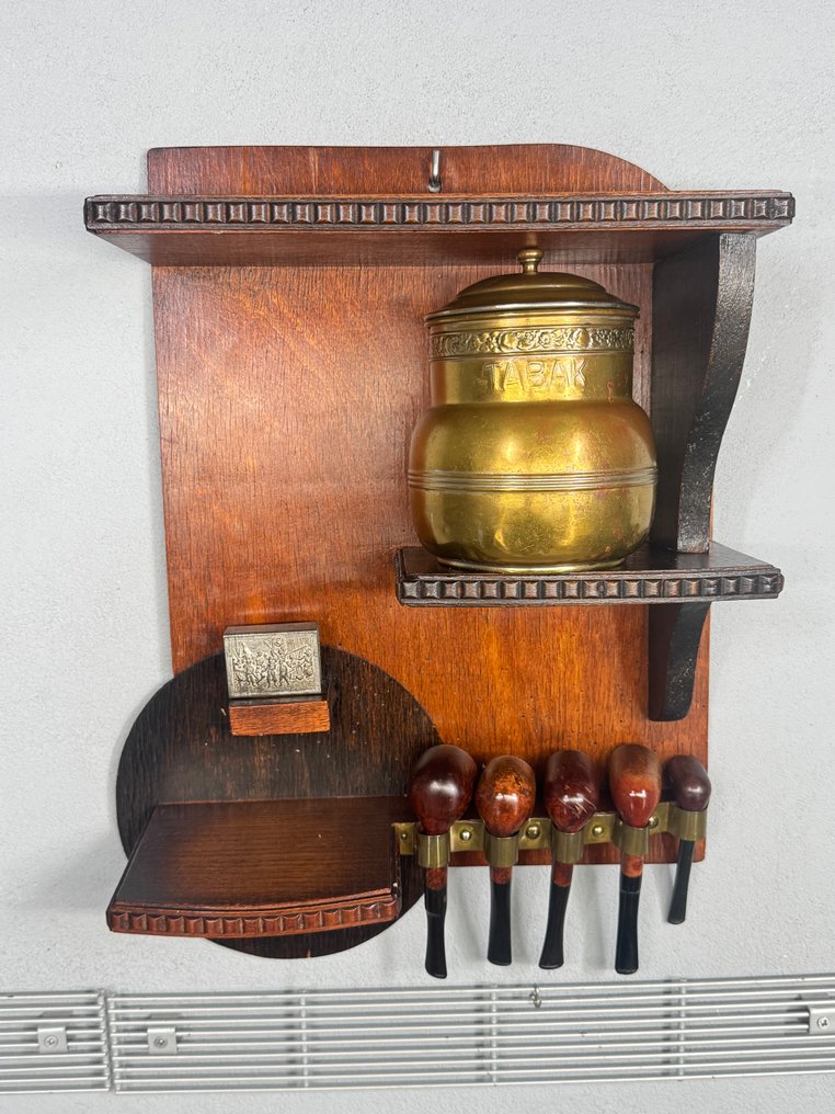 Houten rokerswandkast met koperen tabakspot en vijf pijpene - Kaappi - Puu, Kupari, Messinki - rokerswandkast #1.0