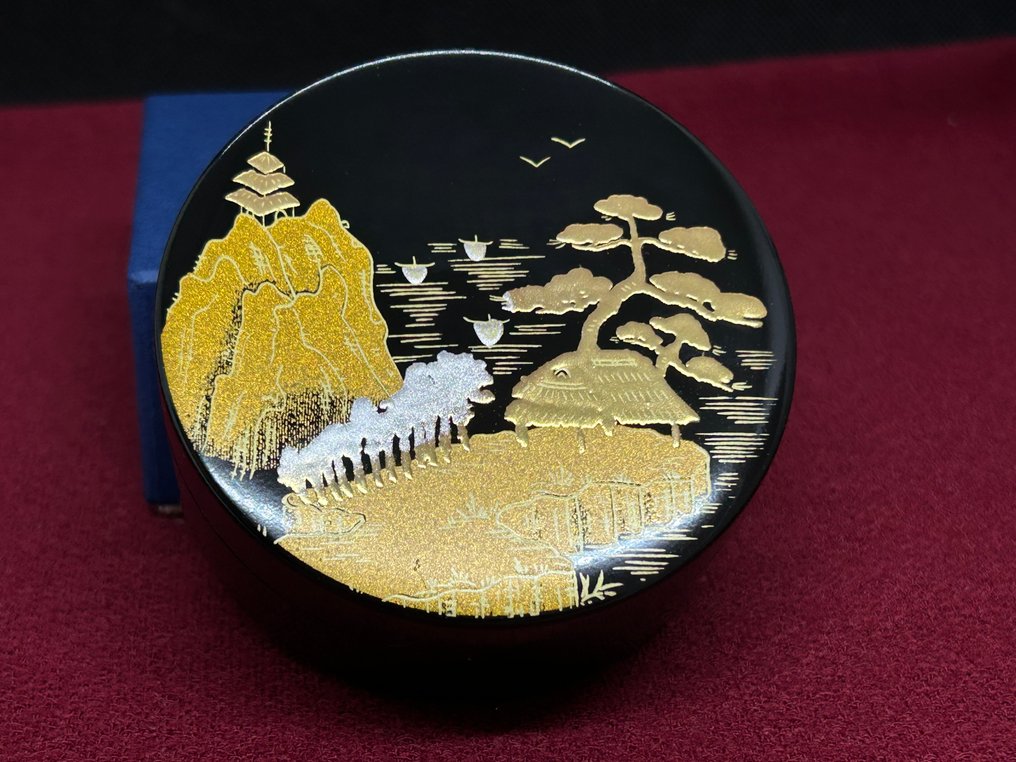 Kaga Maki-e加賀蒔絵 - Box - Refined Kogo香合Incense holder designed with beautiful gold landscape maki-e design - lacquerware - bird/temple/pine tree/ #1.0