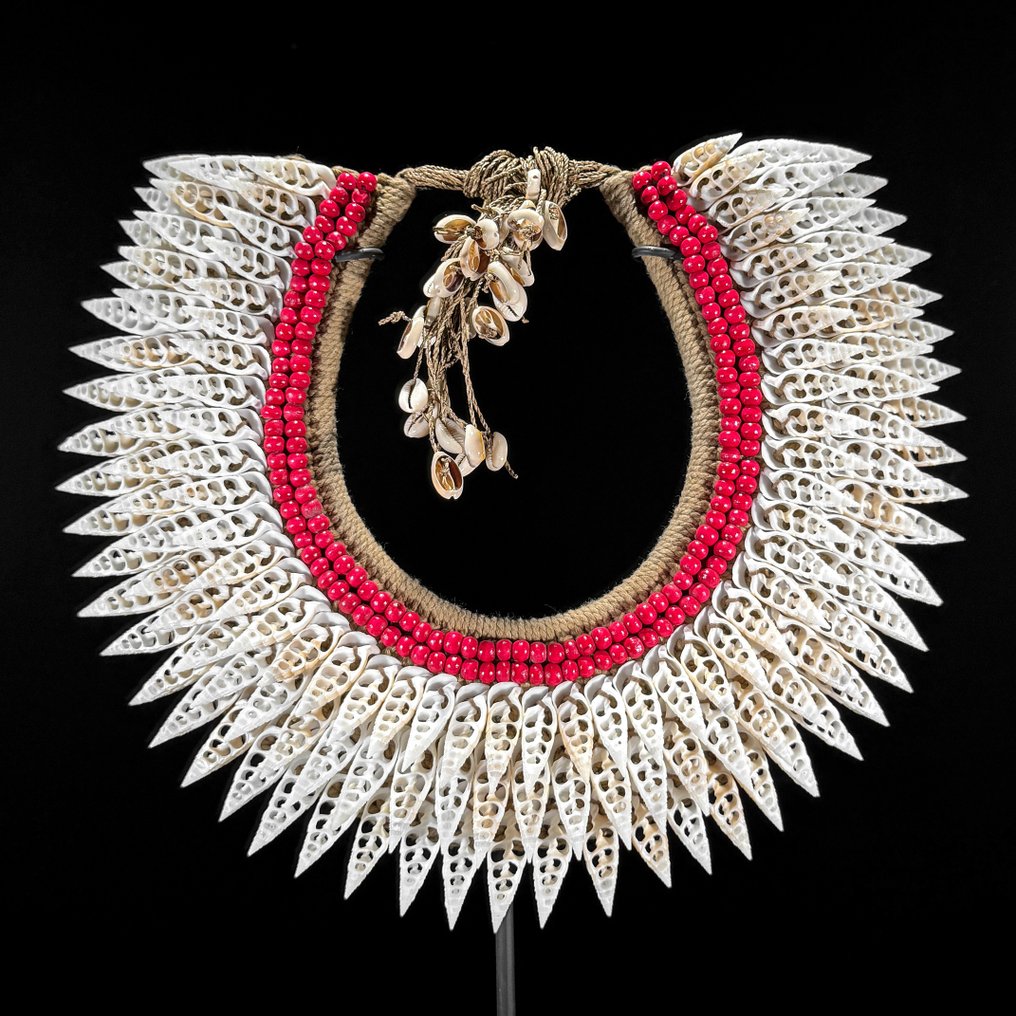 装饰饰品 - NO RESERVE PRICE - SN7 - Decorative shell necklace on a custom stand - 巴布亚新几内亚 #3.2