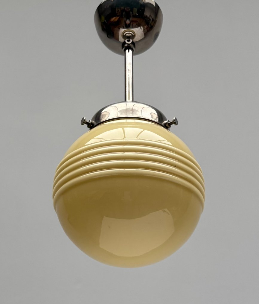 吊灯 - 镀镍黄铜, 乳白色玻璃 - 镀镍铜吊灯 / 吸顶灯，配有黄色乳白玻璃灯罩。 #4.3