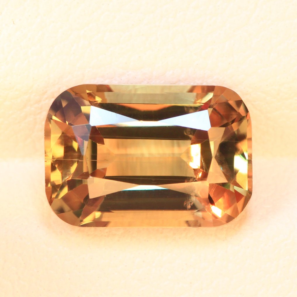 沒有保留價 - 1 pcs 黃色, 綠色, 棕色, 紫色 水鋁石 - 4.09 ct - 國際寶石學院(International Gemological Institute (IGI)) - 变色 Zultanite #1.0