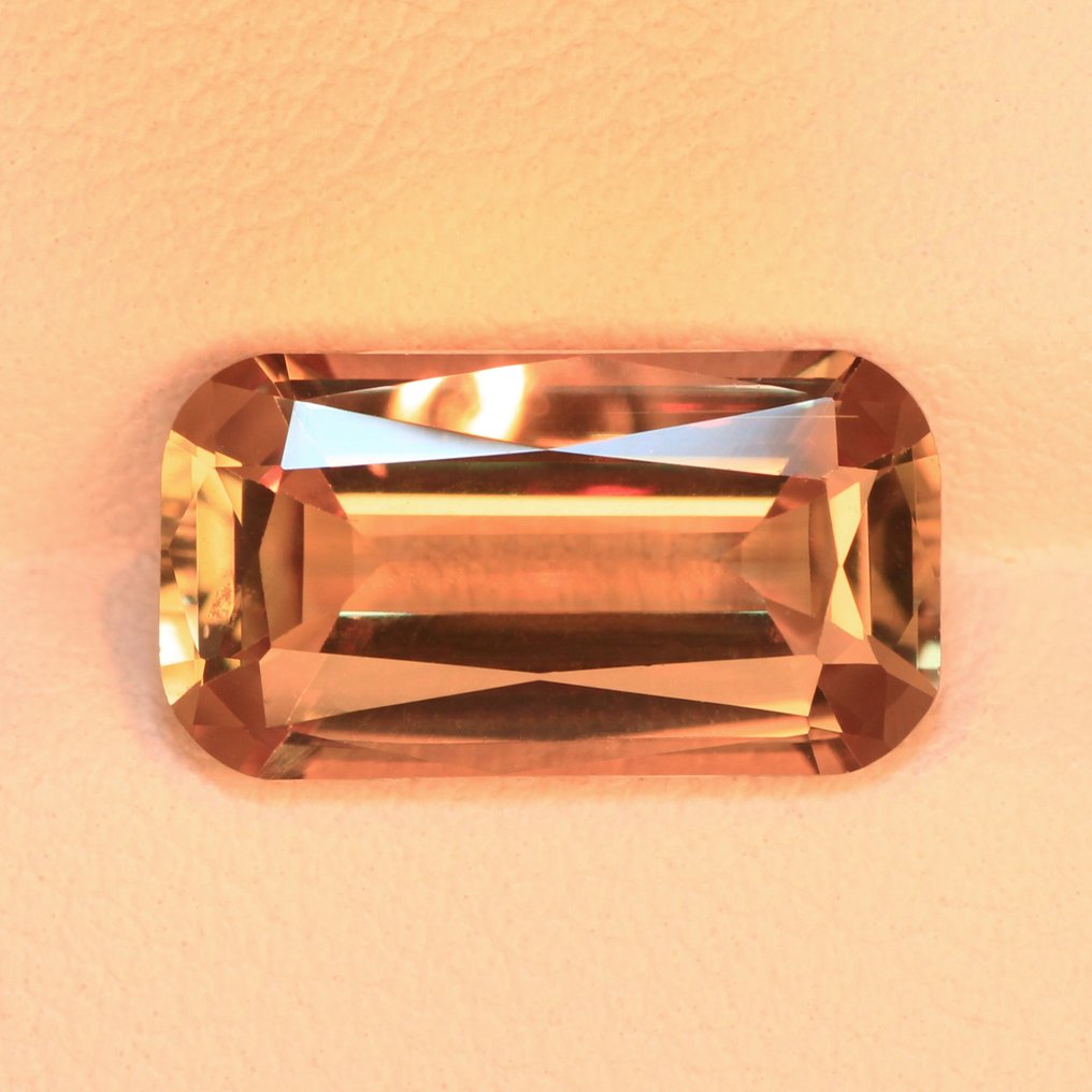 Nincs minimálár - 1 pcs Sárga, Zöld, Barna, Lila Diaszpor - 4.08 ct - Nemzetközi Gemmológiai Intézet (IGI) - Színváltó Zultanite #1.0