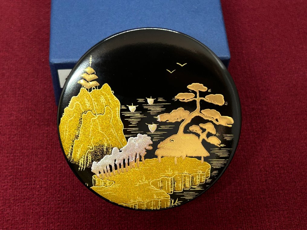 Kaga Maki-e加賀蒔絵 - Box - Refined Kogo香合Incense holder designed with beautiful gold landscape maki-e design - lacquerware - bird/temple/pine tree/ #2.1