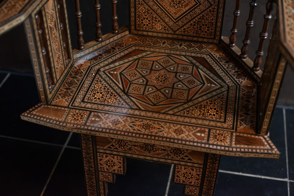 手工制作的嵌入式座椅——镶嵌有珍珠母、木材和象牙马赛克，装饰丰富。 - 木, 珍珠母 - 黎巴嫩 - 20世纪 #3.2