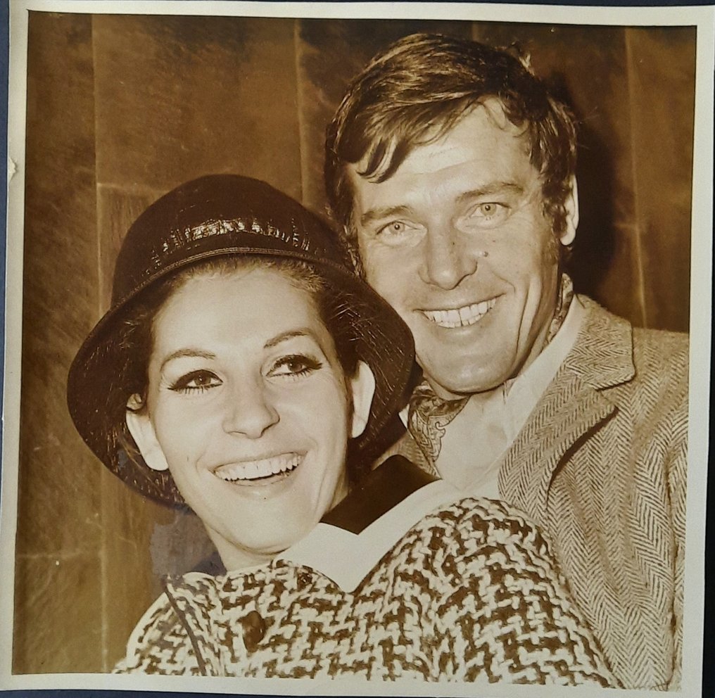 Associated Press Photo from London - Roger Moore et l actrice italienne Luisa Mattielli 1968 #1.0