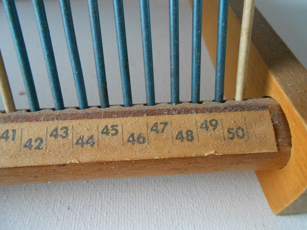 架 - 木, 金屬 - 两个黑胶唱片架，由木头和红/蓝色线材制成，来自50至60年代。 #3.2