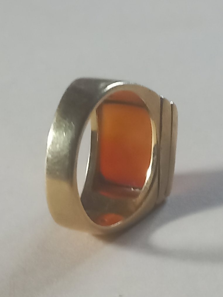 Ring with seal inscribed in Arabic - 18-karat yellow gold - 10.9 g - 18k gold and carnelian - Middle East - 20th century #1.0