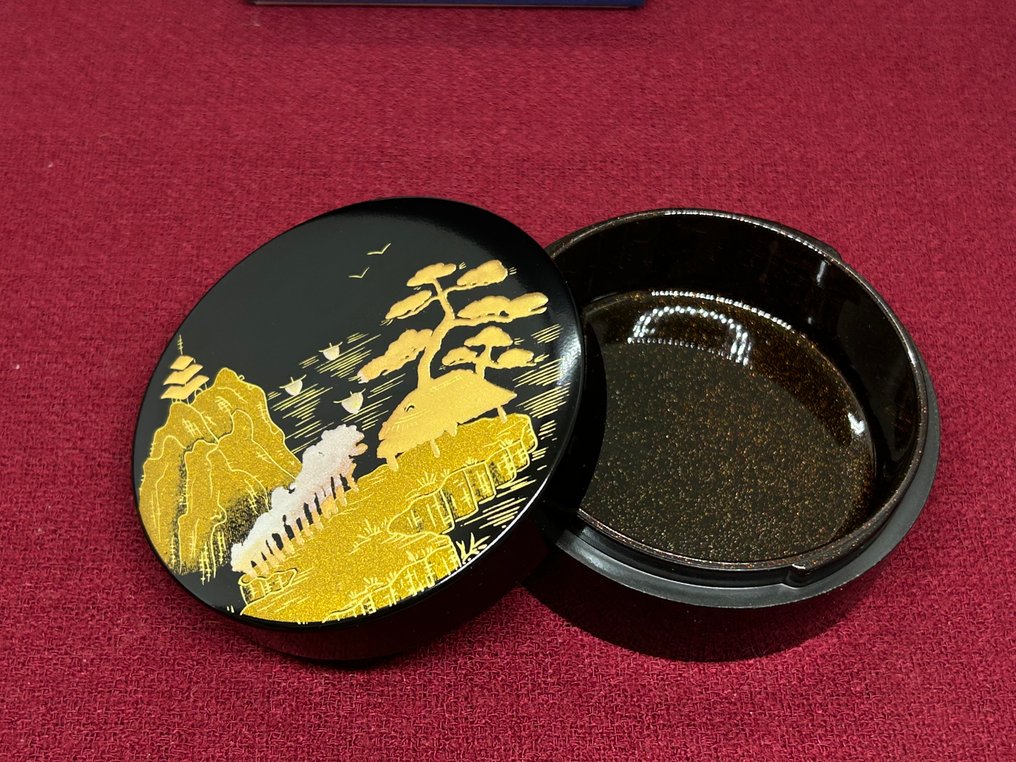 Kaga Maki-e加賀蒔絵 - Box - Refined Kogo香合Incense holder designed with beautiful gold landscape maki-e design - lacquerware - bird/temple/pine tree/ #3.2