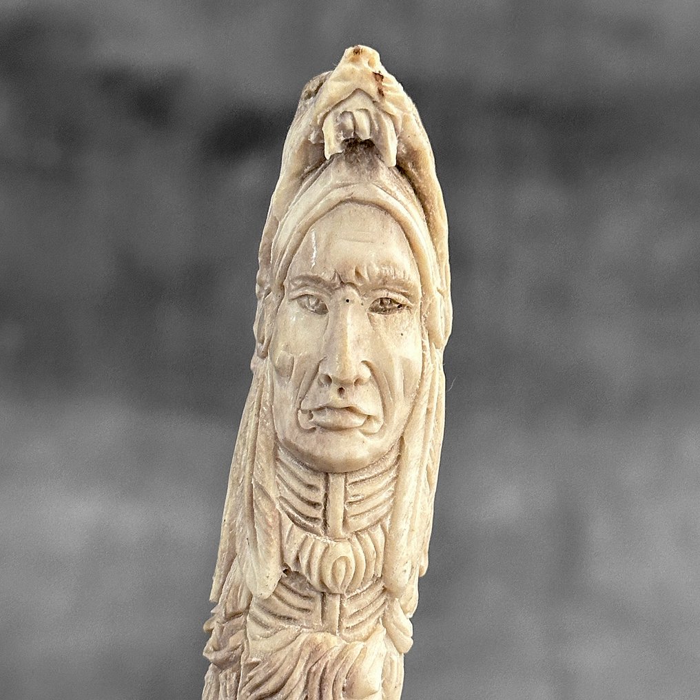Carving, NO RESERVE PRICE - Stunning Native American & Animals carving from deer antler on custom stand - 19 cm - Deer Antler - 2025 #1.0