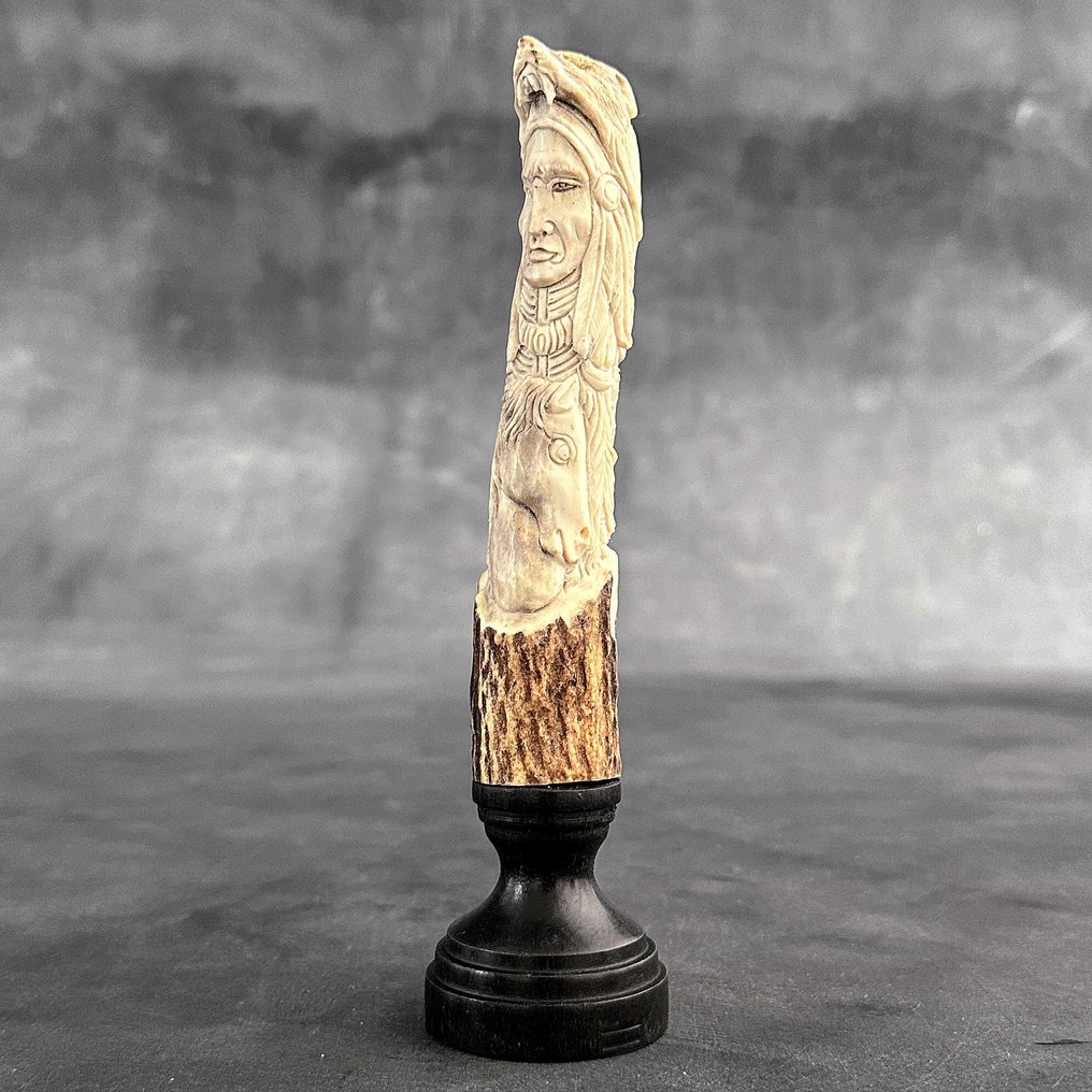 Carving, NO RESERVE PRICE - Stunning Native American & Animals carving from deer antler on custom stand - 19 cm - Deer Antler - 2025 #4.3