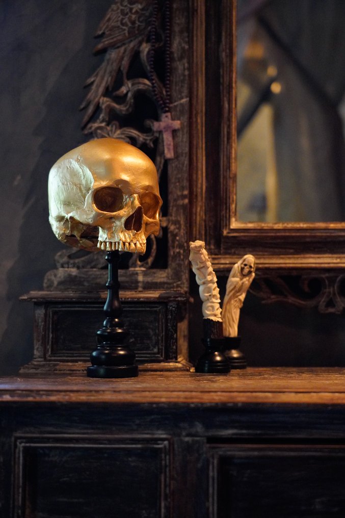 雕刻, NO RESERVE PRICE - A King Skeleton Carving from a Deer Antler on a custom stand - 16 cm - Deer Antler - 2025 #1.0