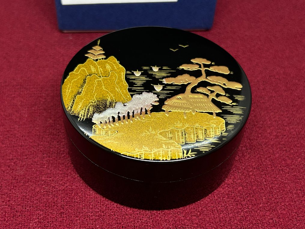 Kaga Maki-e加賀蒔絵 - Box - Refined Kogo香合Incense holder designed with beautiful gold landscape maki-e design - lacquerware - bird/temple/pine tree/ #4.3