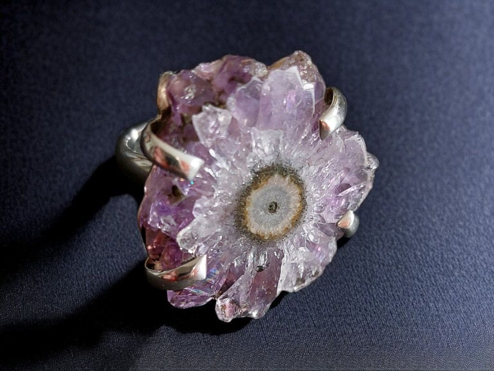稀有紫水晶花戒指,925纯银手工制作。 一件融合矿物之美与能量温柔的独一无二的作品。- 11 g #1.0