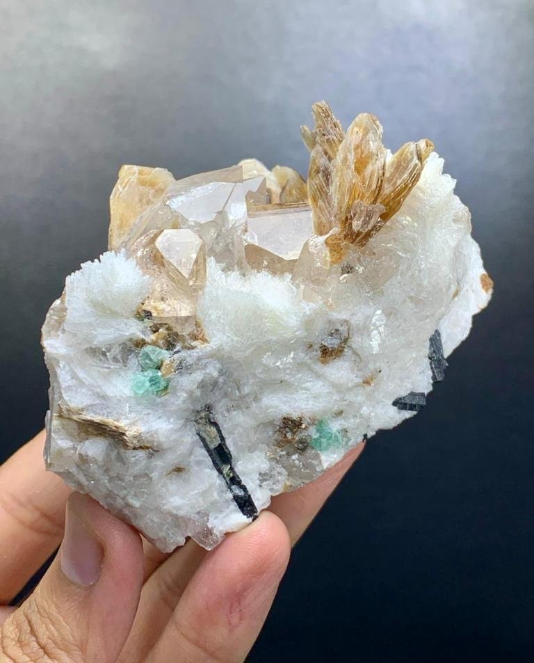 天然黄玉晶体结合云母、电气石和萤石晶体 矿物收藏 - 高度: 66 mm - 宽度: 60 mm- 296 g - (1) #1.0