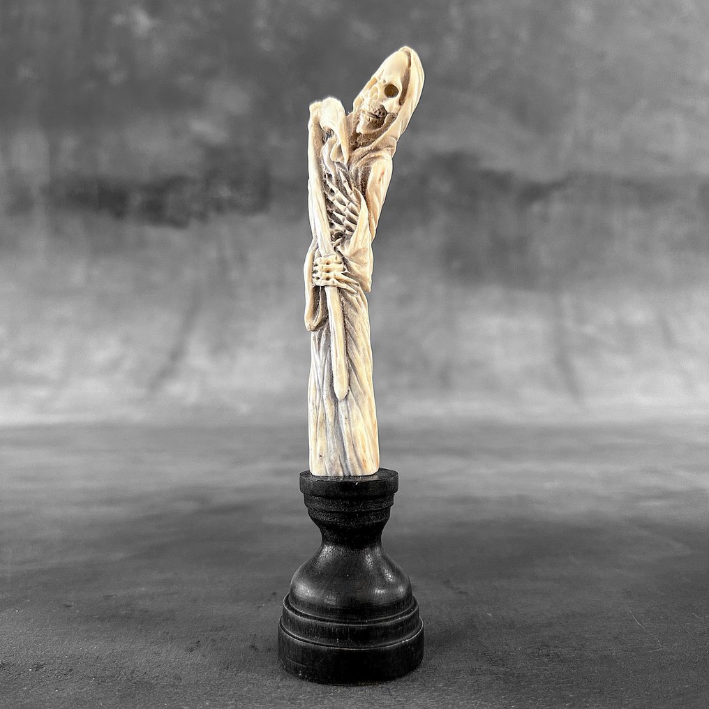 雕刻, NO RESERVE PRICE -Stunning grim reaper carving from deer antler on a custom stand - 19 cm - 鹿角 - 2025 #3.2