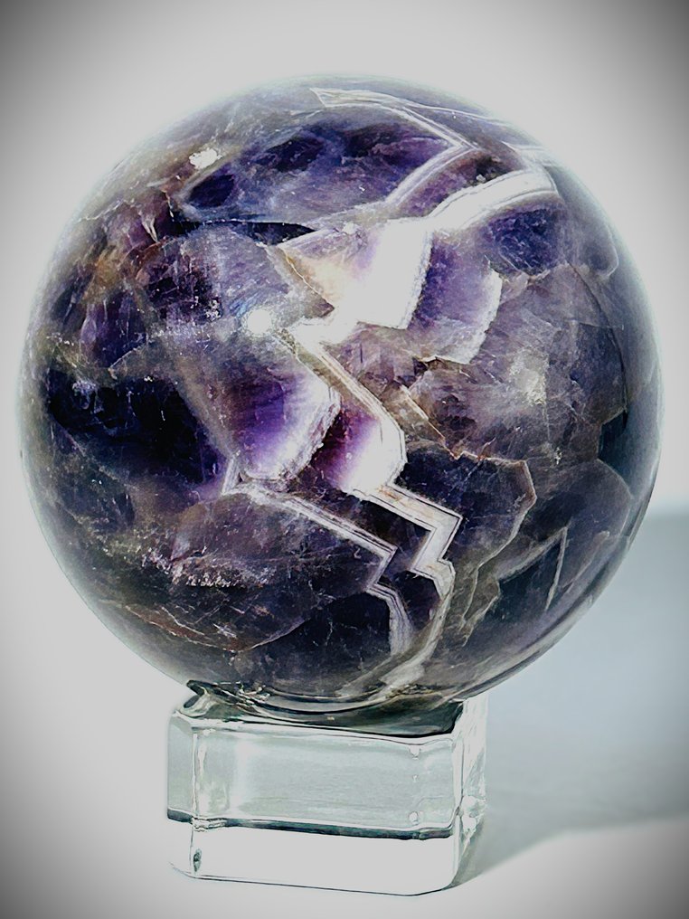 ***NO RESERVE*** Chevron Amethyst Sphere – Deep Color & White Calcite Banding Ø 78mm- 650 g - (1) #1.0