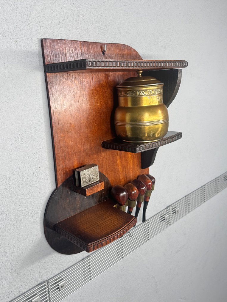 Houten rokerswandkast met koperen tabakspot en vijf pijpene - Kaappi - Puu, Kupari, Messinki - rokerswandkast #2.1