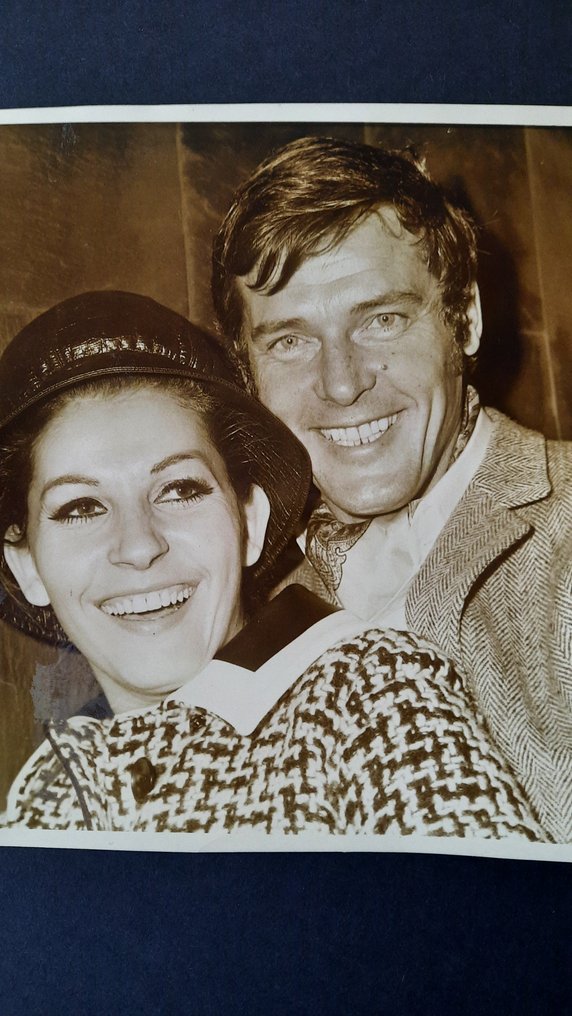 Associated Press Photo from London - Roger Moore et l actrice italienne Luisa Mattielli 1968 #2.1
