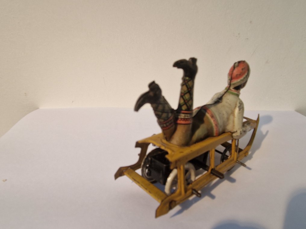 Johann Distler - Penny Toy, featuring a boy on a sled, unboxed. - Wind-up tin toy - 1920-1929 - Germany #2.1