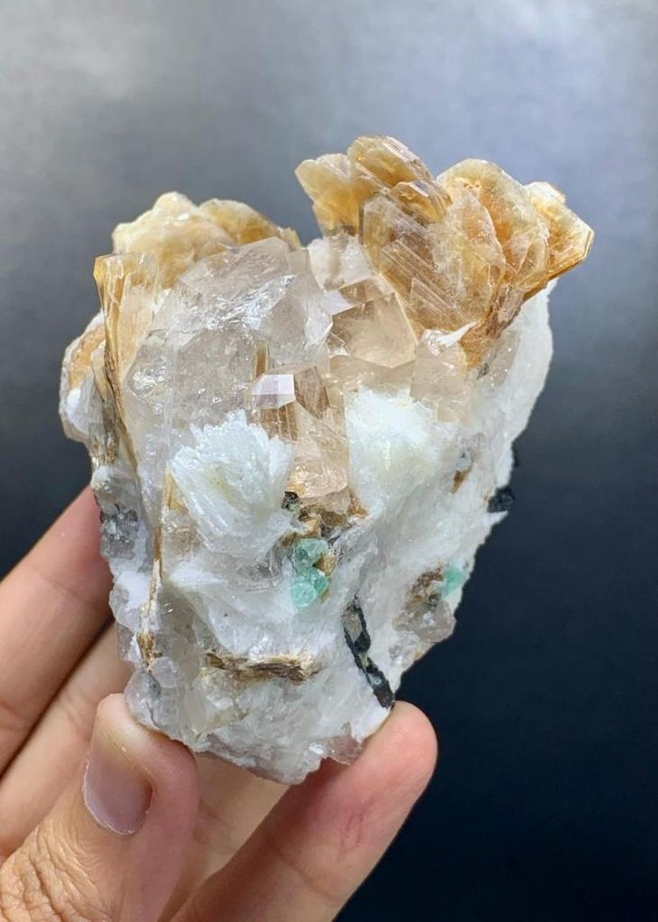 天然黄玉晶体结合云母、电气石和萤石晶体 矿物收藏 - 高度: 66 mm - 宽度: 60 mm- 296 g - (1) #3.2