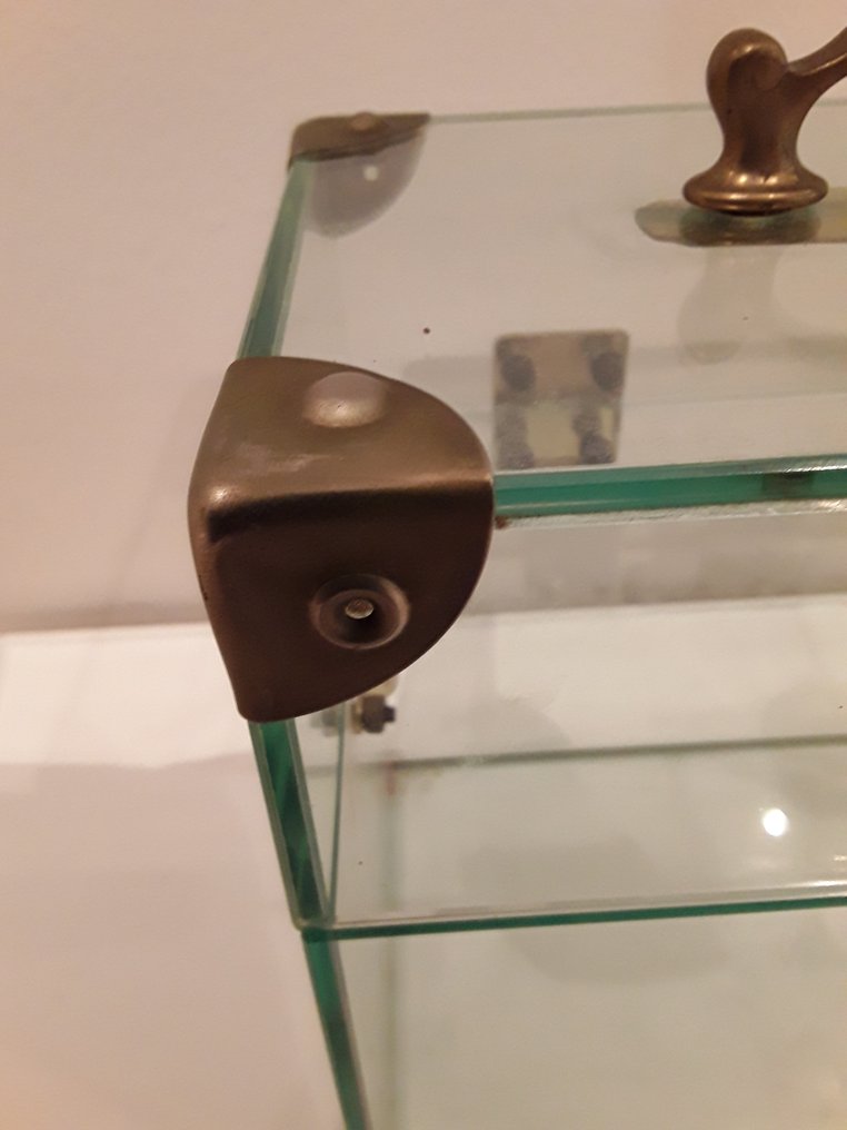 Display cabinet - glass and brass - Glass box with closure and brass edge guards shaped like a small trunk. #4.3