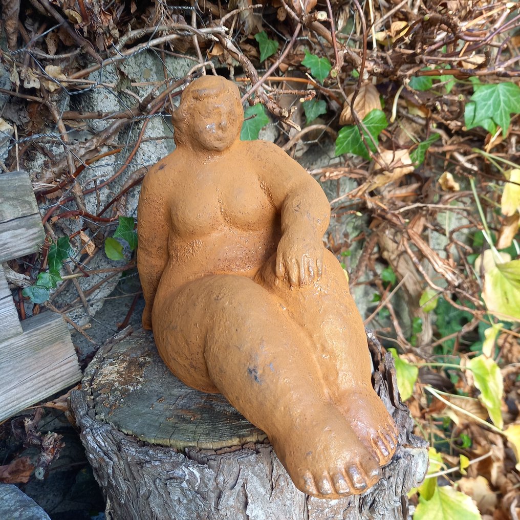 Naar Fernando Botero - Sculpture, "SITTING GLORIOUS LADY" - 20 cm - Cast iron #1.0