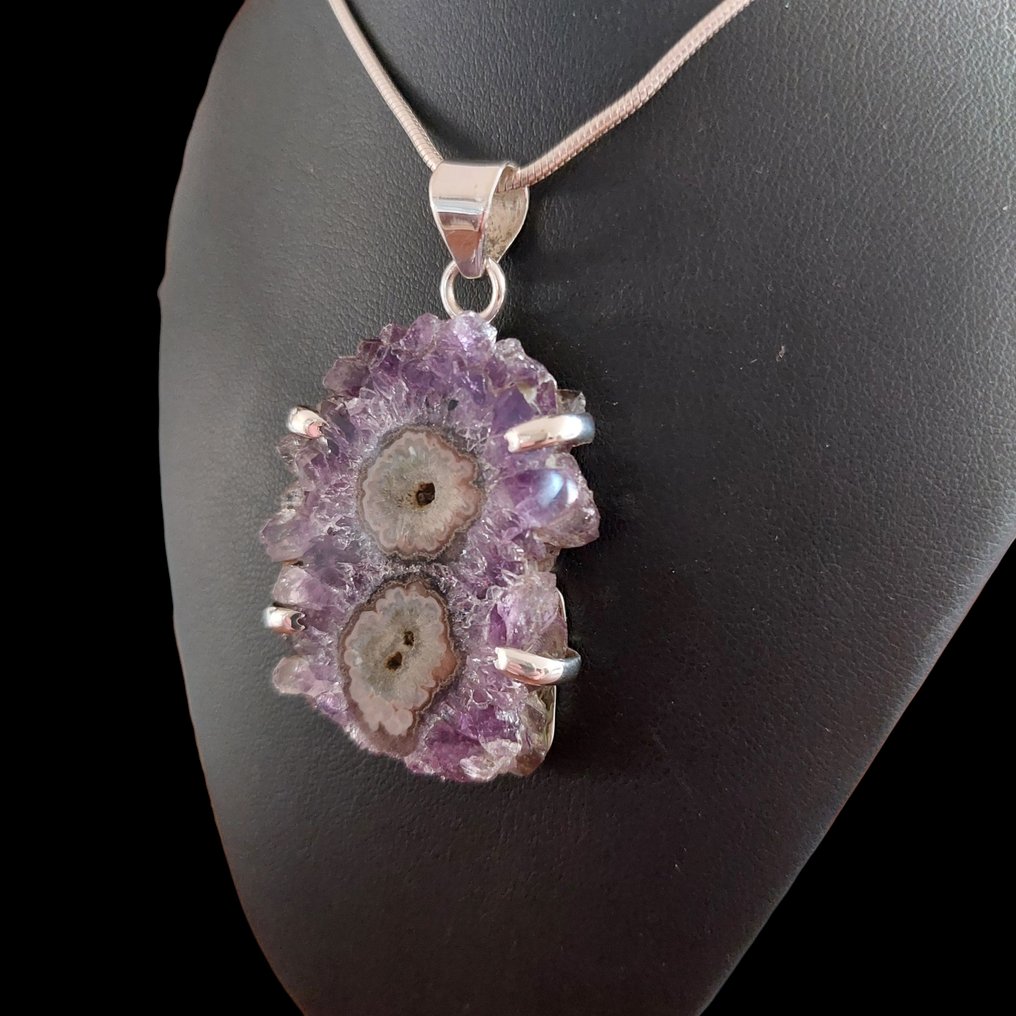 Rare amethyst flower. Handcrafted creation. Set in 925 silver. A unique piece that combines mineral beauty and energetic softness. - Height: 5.5 cm - Width: 3 cm- 17 g #1.0