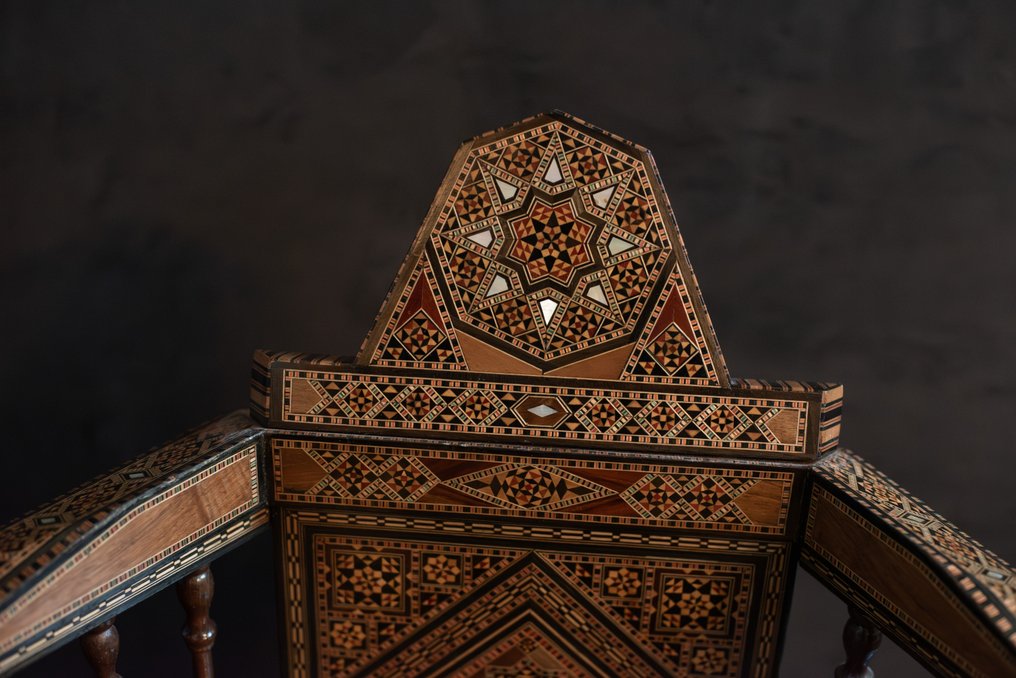 手工制作的嵌入式座椅——镶嵌有珍珠母、木材和象牙马赛克，装饰丰富。 - 木, 珍珠母 - 黎巴嫩 - 20世纪 #4.3