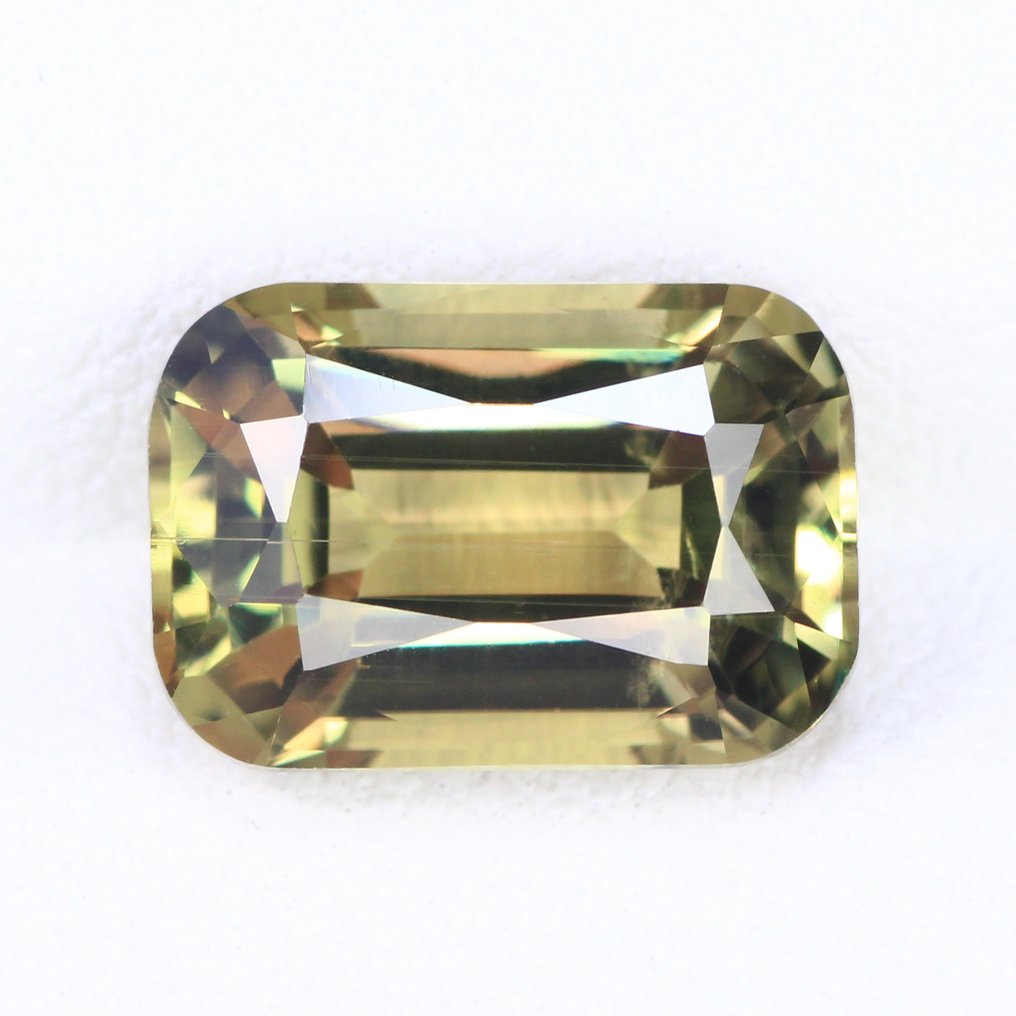 沒有保留價 - 1 pcs 黃色, 綠色, 棕色, 紫色 水鋁石 - 4.09 ct - 國際寶石學院(International Gemological Institute (IGI)) - 变色 Zultanite #1.0